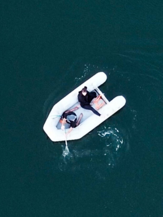 Rob und Cleo in einem kleinen Schlauchboot, von oben fotografiert